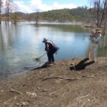 Pres Iain helps Don net his 9.5 lb Carp